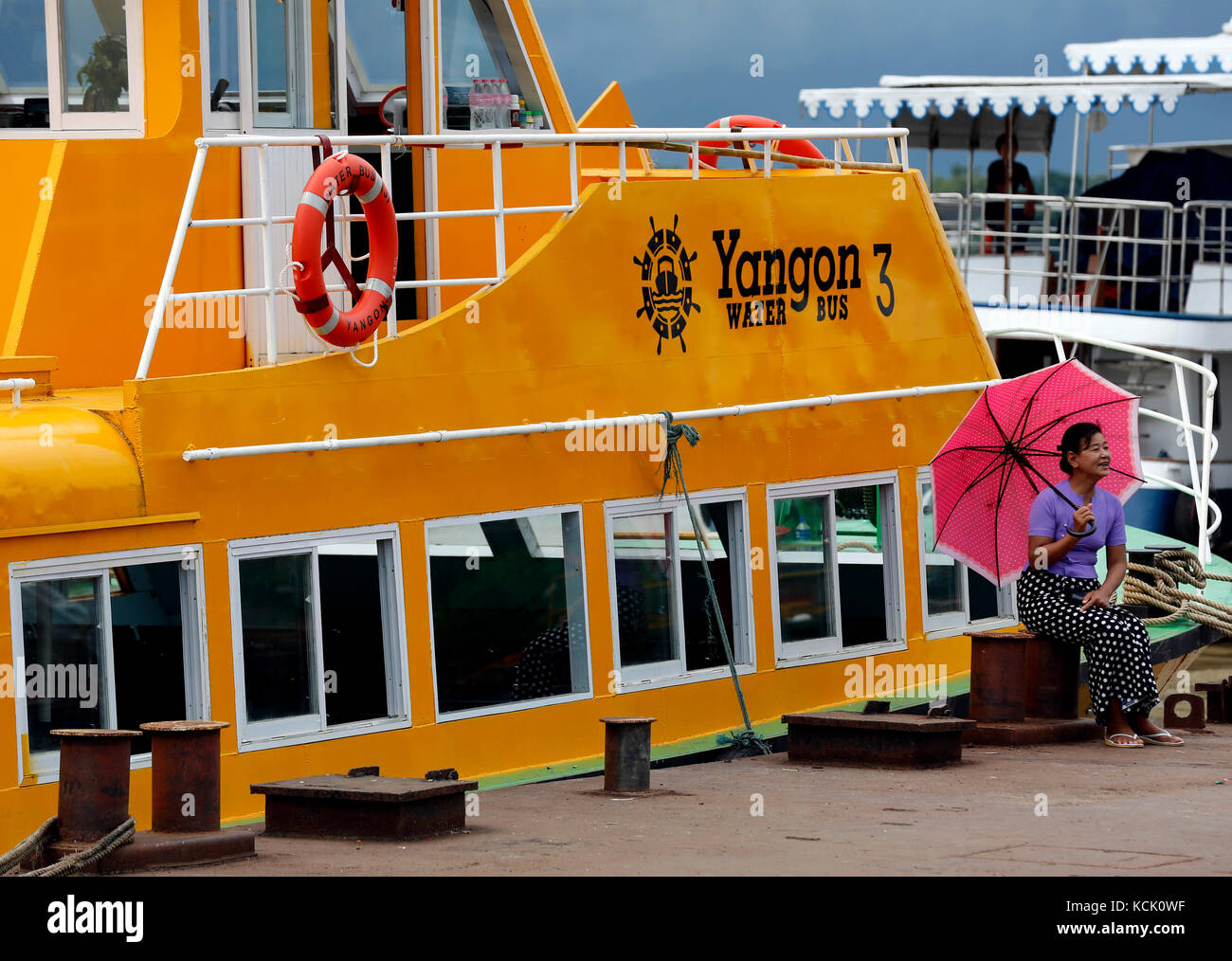 Yangon, Myanmar. 6 ottobre 2017. Un vaporetto di Yangon è visto durante una cerimonia di lancio al porto di Botahtaung a Yangon, Myanmar, 6 ottobre 2017. Il servizio di autobus acquatico è stato lanciato nella regione di Yangon in Myanmar come nuovo sistema di trasporto per alleviare i problemi di traffico il venerdì. Crediti: U Aung/Xinhua/Alamy Live News Foto Stock