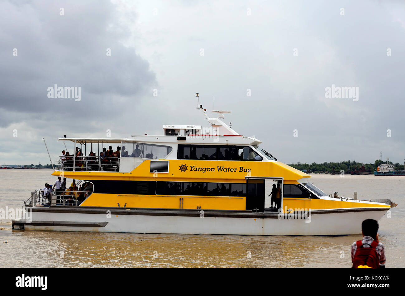 Yangon, Myanmar. 6 ottobre 2017. Un vaporetto di Yangon è visto durante una cerimonia di lancio al porto di Botahtaung a Yangon, Myanmar, 6 ottobre 2017. Il servizio di autobus acquatico è stato lanciato nella regione di Yangon in Myanmar come nuovo sistema di trasporto per alleviare i problemi di traffico il venerdì. Crediti: U Aung/Xinhua/Alamy Live News Foto Stock