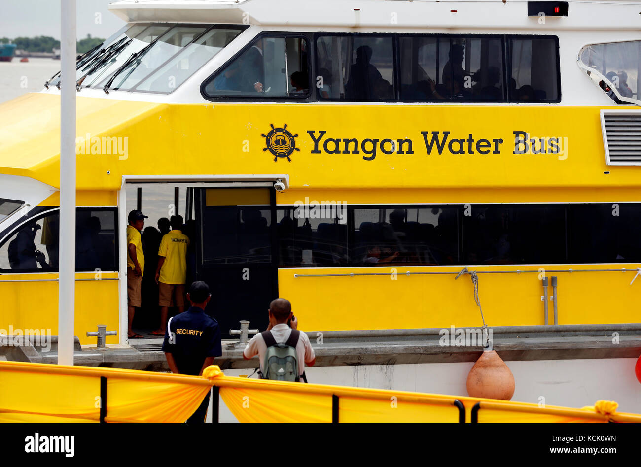 Yangon, Myanmar. 6 ottobre 2017. Un vaporetto di Yangon è visto durante una cerimonia di lancio al porto di Botahtaung a Yangon, Myanmar, 6 ottobre 2017. Il servizio di autobus acquatico è stato lanciato nella regione di Yangon in Myanmar come nuovo sistema di trasporto per alleviare i problemi di traffico il venerdì. Crediti: U Aung/Xinhua/Alamy Live News Foto Stock