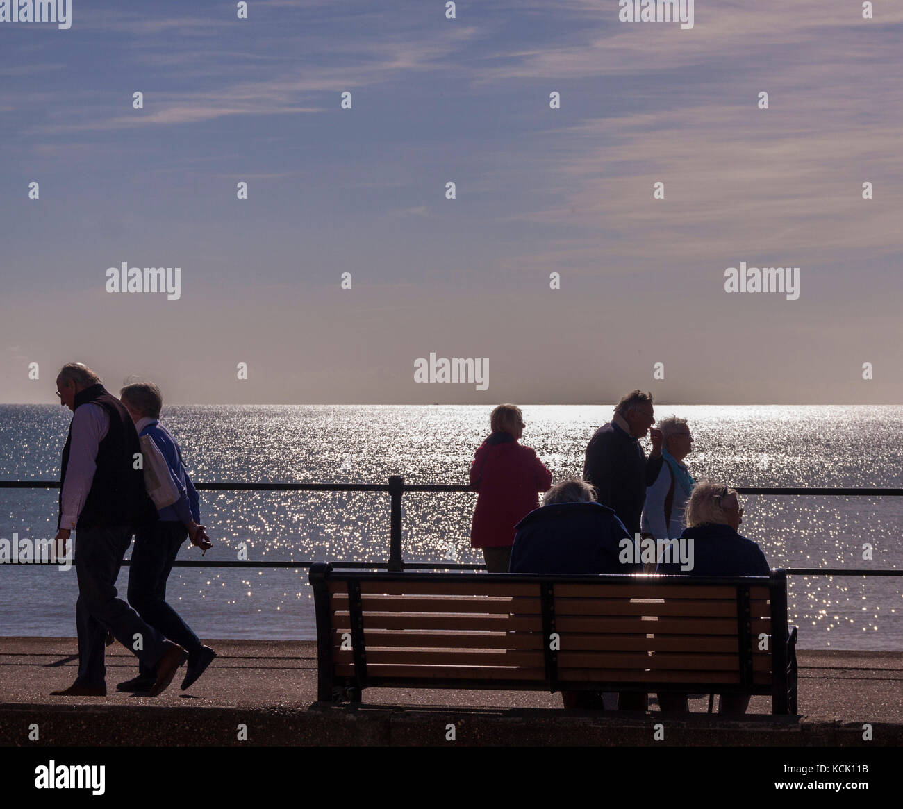 Sidmouth, Devon, 6 Ott 17 luminosa calda luce del sole ha portato i visitatori in Sidmouth per godere del glorioso autunno meteo. Foto centrale / Alamy Live News Foto Stock