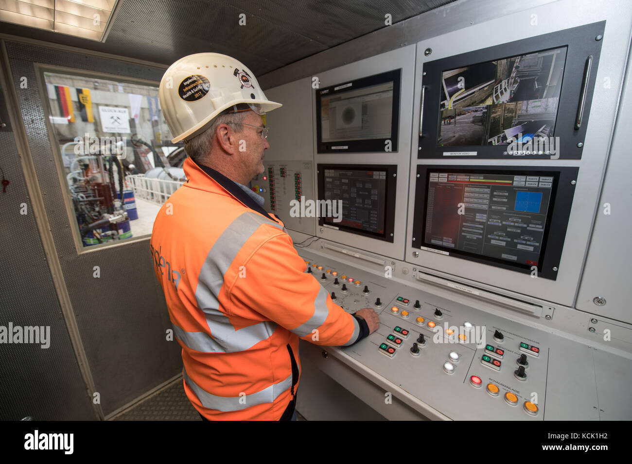 Un ingegnere spiega i meccanismi di una macchina per la perforazione di tunnel a un giornalista presso il cantiere del tunnel Albvorland a Kirchheim, Germania, il 6 ottobre 2017. Il tunnel di Albvorland fa parte del progetto ferroviario Stoccarda-Ulma e dovrebbe raggiungere una lunghezza di 8176 metri dopo la fine, il che lo renderebbe uno dei dieci tunnel ferroviari più lunghi della Germania. Foto: Marijan Murat/dpa Foto Stock