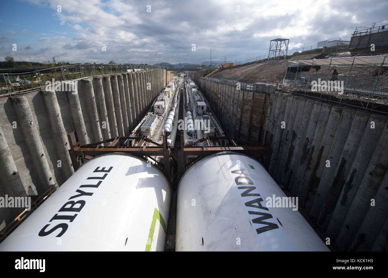 I nomi "Sybille" e "Wanda" possono essere visti nel cantiere del tunnel Albvorland a Kirchheim, in Germania, il 6 ottobre 2017. Il tunnel di Albvorland fa parte del progetto ferroviario Stoccarda-Ulma e dovrebbe raggiungere una lunghezza di 8176 metri dopo la fine, il che lo renderebbe uno dei dieci tunnel ferroviari più lunghi della Germania. Foto: Marijan Murat/dpa Foto Stock