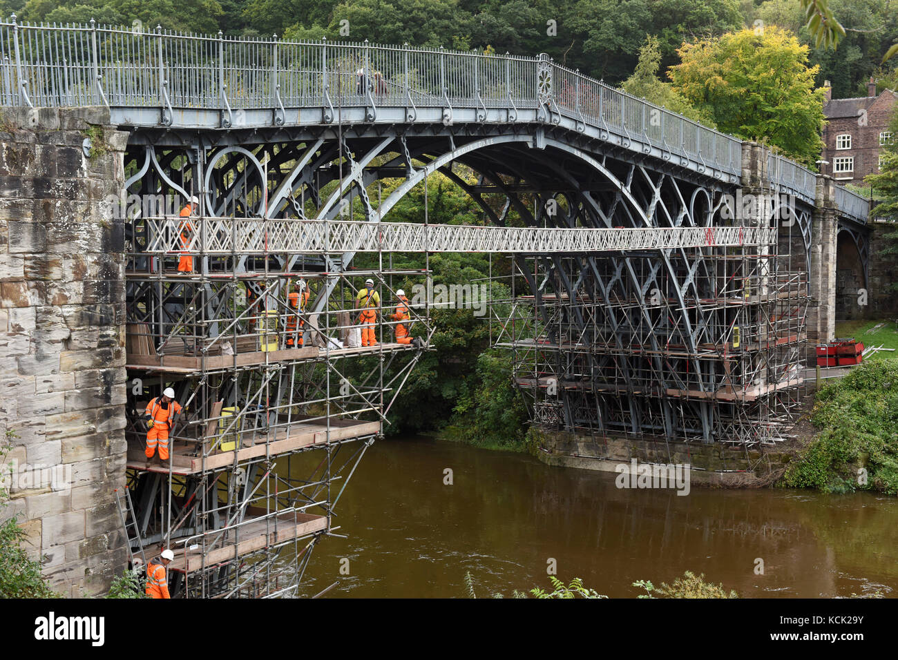 Ironbridge, Shropshire, Regno Unito. 06 ott 2017. Il più antico del mondo ponte di ferro subendo una £ 1,2 milioni di conservazione makeover a causa di sollecitazioni in ferro battuto. il progetto, il più grande del suo genere da English Heritage, interromperà screpolature sul ponte. Il ponte ha attraversato il fiume Severn a Ironbridge nello Shropshire poiché esso è stato completato nel 1779 ed è stato un Sito Patrimonio Mondiale dell'Unesco nel 1986. Credito: David Bagnall/Alamy Live News Foto Stock