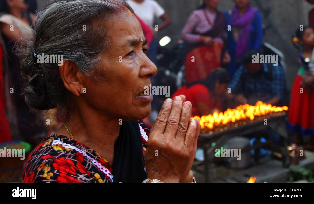 (171006) -- Kathmandu, oct. 6, 2017 (Xinhua) -- un devoto offre preghiere durante il festival hadigaun in una strada di hadigaun a Kathmandu, Nepal, oct. 6, 2017. hadigaun festival è un unico festival celebra ogni anno dopo il festival di dashain. (Xinhua/sunil sharma) (zxj) Foto Stock