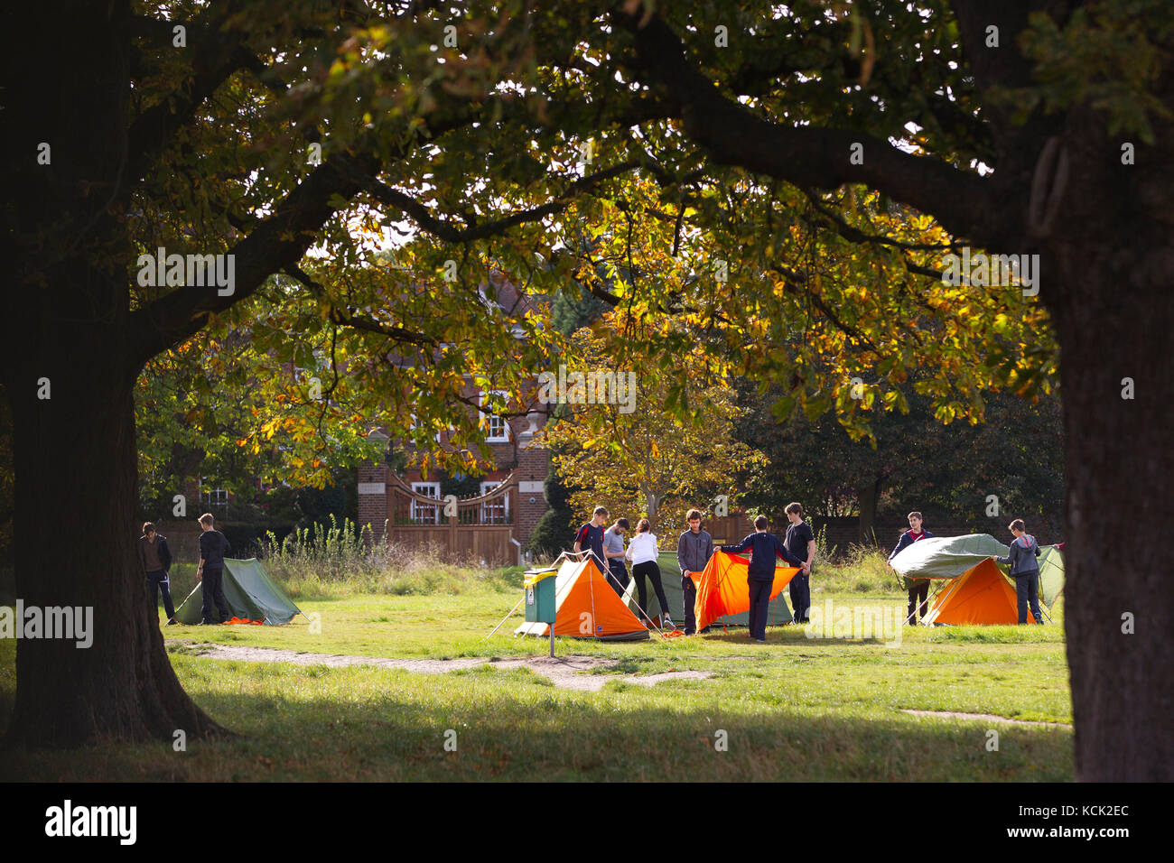 Wimbledon Common, Londra, Regno Unito. 6 Ottobre, 2017. Regno Unito Meteo. La figura mostra gli studenti praticano la loro abilità di campeggio pur prendendo parte ad alcune attività di autunno durante un pomeriggio soleggiato su Wimbledon Common, a sud-ovest di Londra, UK Credit: Clickpics/Alamy Live News Foto Stock