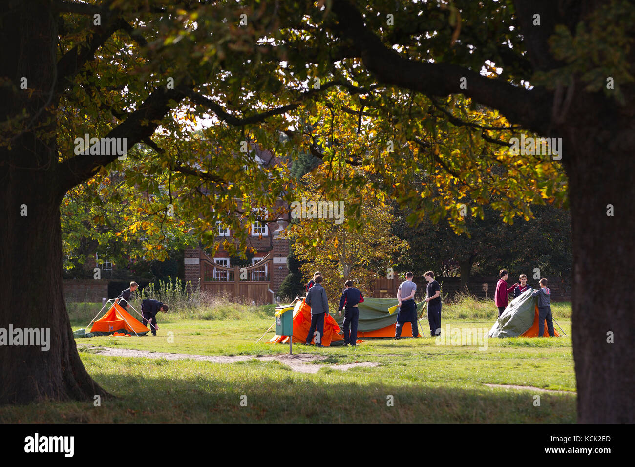 Wimbledon Common, Londra, Regno Unito. 6 Ottobre, 2017. Regno Unito Meteo. La figura mostra gli studenti praticano la loro abilità di campeggio pur prendendo parte ad alcune attività di autunno durante un pomeriggio soleggiato su Wimbledon Common, a sud-ovest di Londra, UK Credit: Clickpics/Alamy Live News Foto Stock