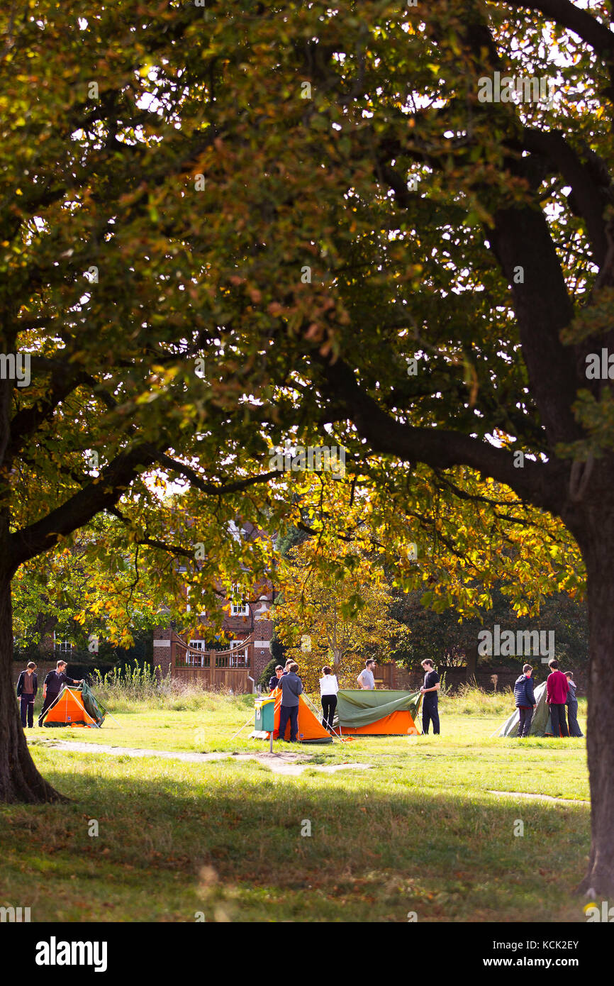 Wimbledon Common, Londra, Regno Unito. 6 Ottobre, 2017. Regno Unito Meteo. La figura mostra gli studenti praticano la loro abilità di campeggio pur prendendo parte ad alcune attività di autunno durante un pomeriggio soleggiato su Wimbledon Common, a sud-ovest di Londra, UK Credit: Clickpics/Alamy Live News Foto Stock