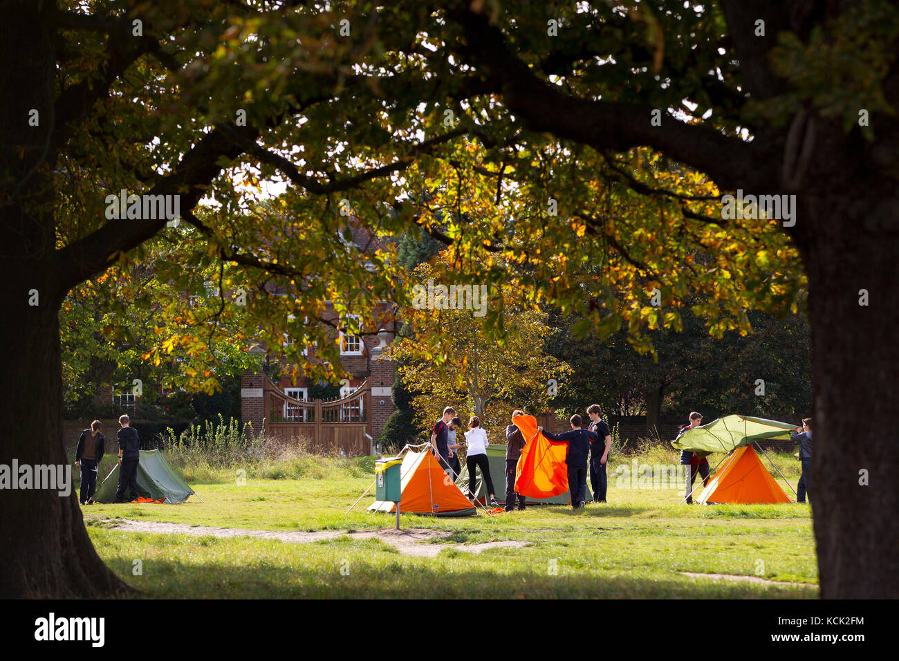 Wimbledon Common, Londra, Regno Unito. 6 Ottobre, 2017. Regno Unito Meteo. La figura mostra gli studenti praticano la loro abilità di campeggio pur prendendo parte ad alcune attività di autunno durante un pomeriggio soleggiato su Wimbledon Common, a sud-ovest di Londra, UK Credit: Clickpics/Alamy Live News Foto Stock