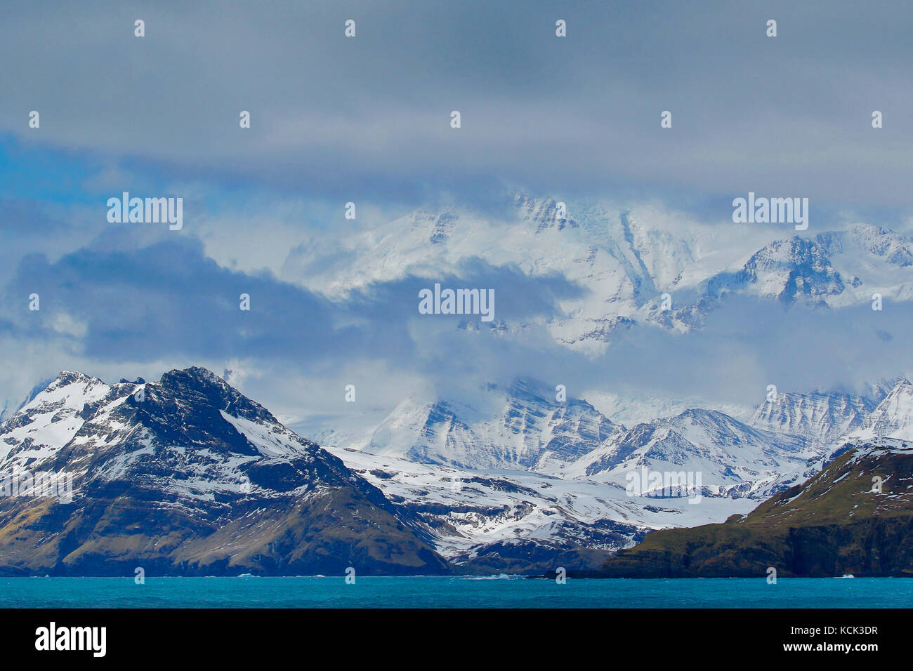 Montagne innevate con acqua blu in Georgia del Sud e Isole Sandwich del Sud Foto Stock