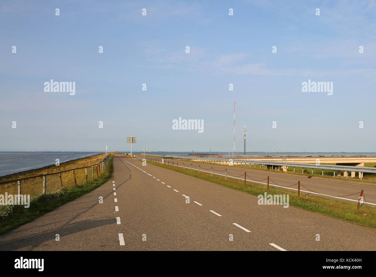 Molto enorme diga nei Paesi Bassi con l'autostrada al centro Foto Stock