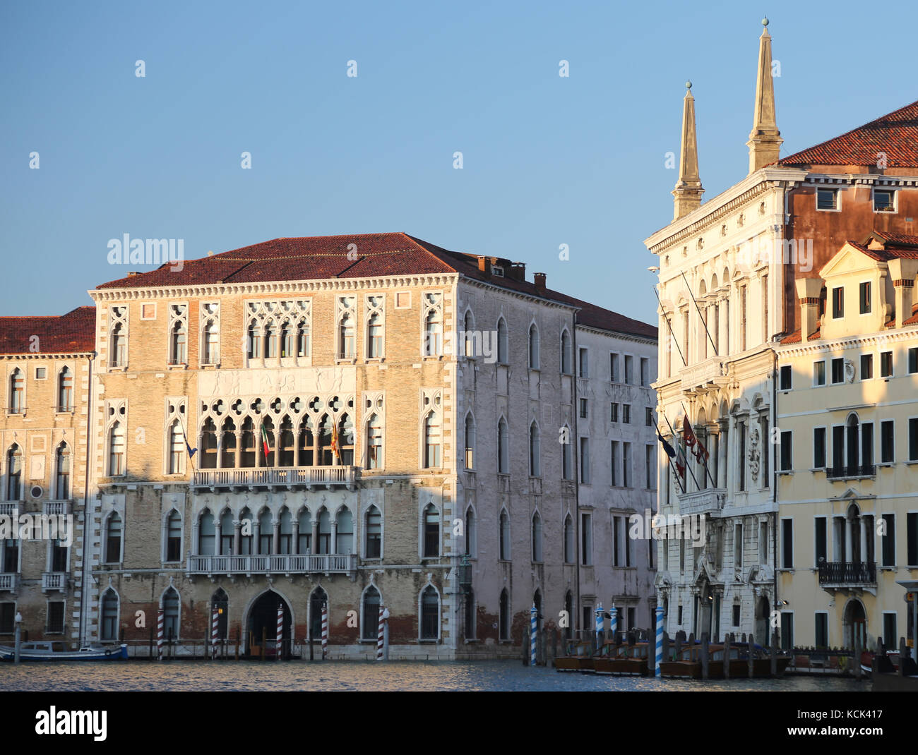 Molti antichi palazzi di Venezia Italia dalla barca sul canal grande chiamato canal grande in lingua italiana Foto Stock