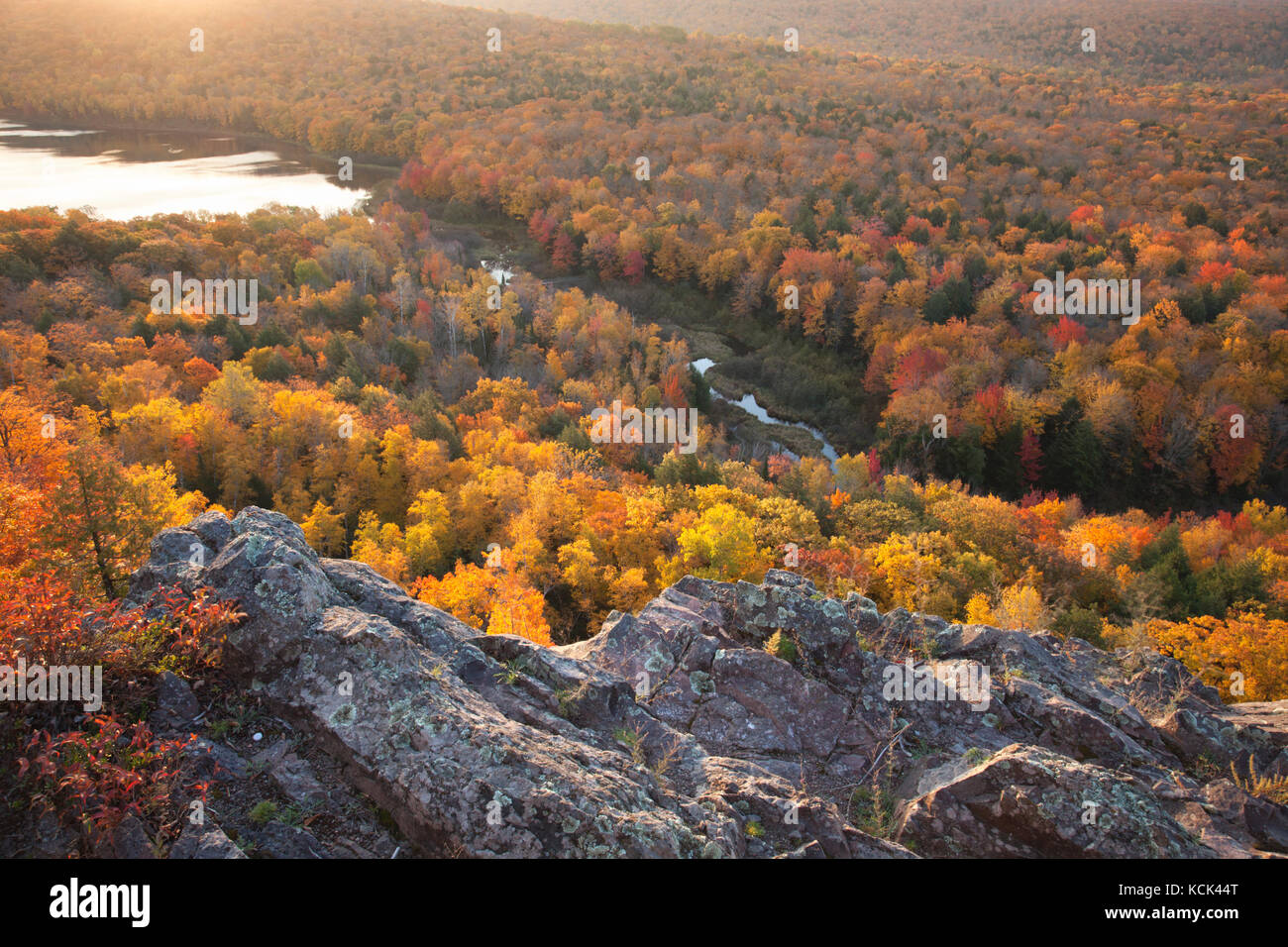 Autunno a colori in alberi visti da un si affacciano sul lago di nuvole nell'istrice montagne della Penisola Superiore del Michigan. Foto Stock