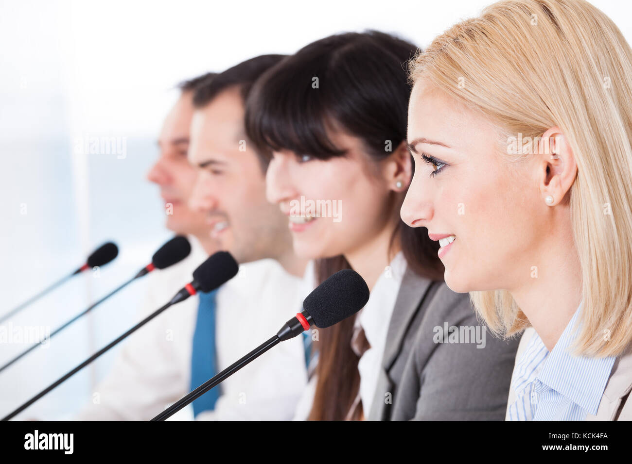 La gente di affari parlando nel microfono in ufficio Foto Stock