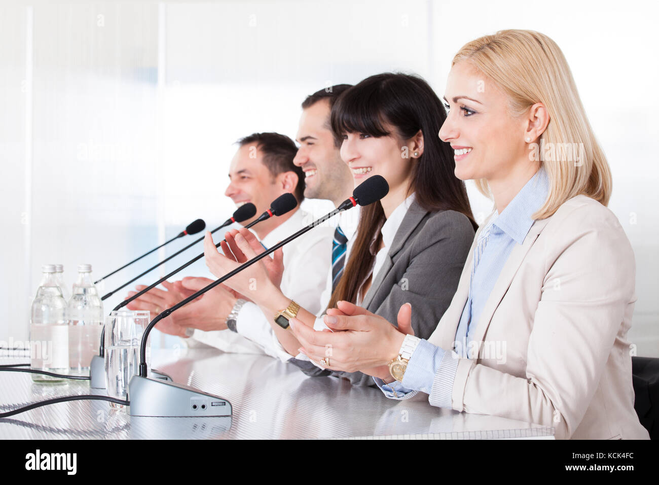 La gente di affari parlando nel microfono in ufficio Foto Stock