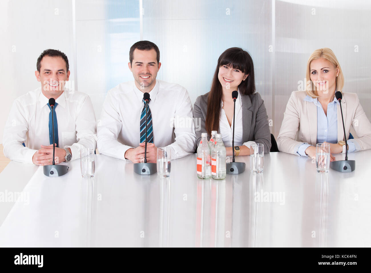 Felice gruppo di business persone sedute in conferenza Foto Stock