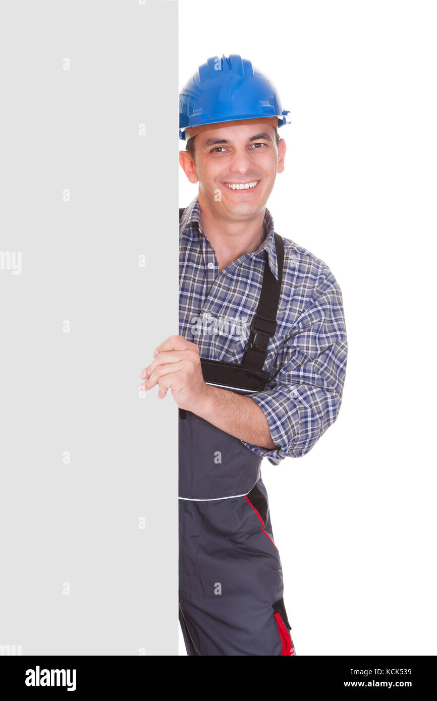 Felice lavoratore di sesso maschile con targhetta su sfondo bianco Foto Stock