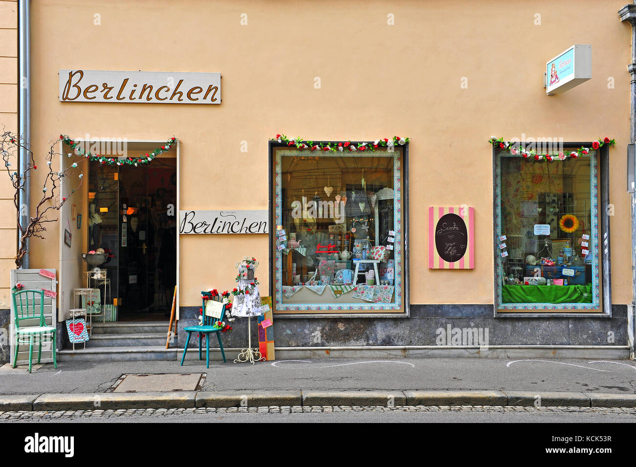 Graz, Austria - 15 aprile: home prodotti vetrina del negozio nella strada di Graz, in Austria il 15 aprile 2017. Foto Stock
