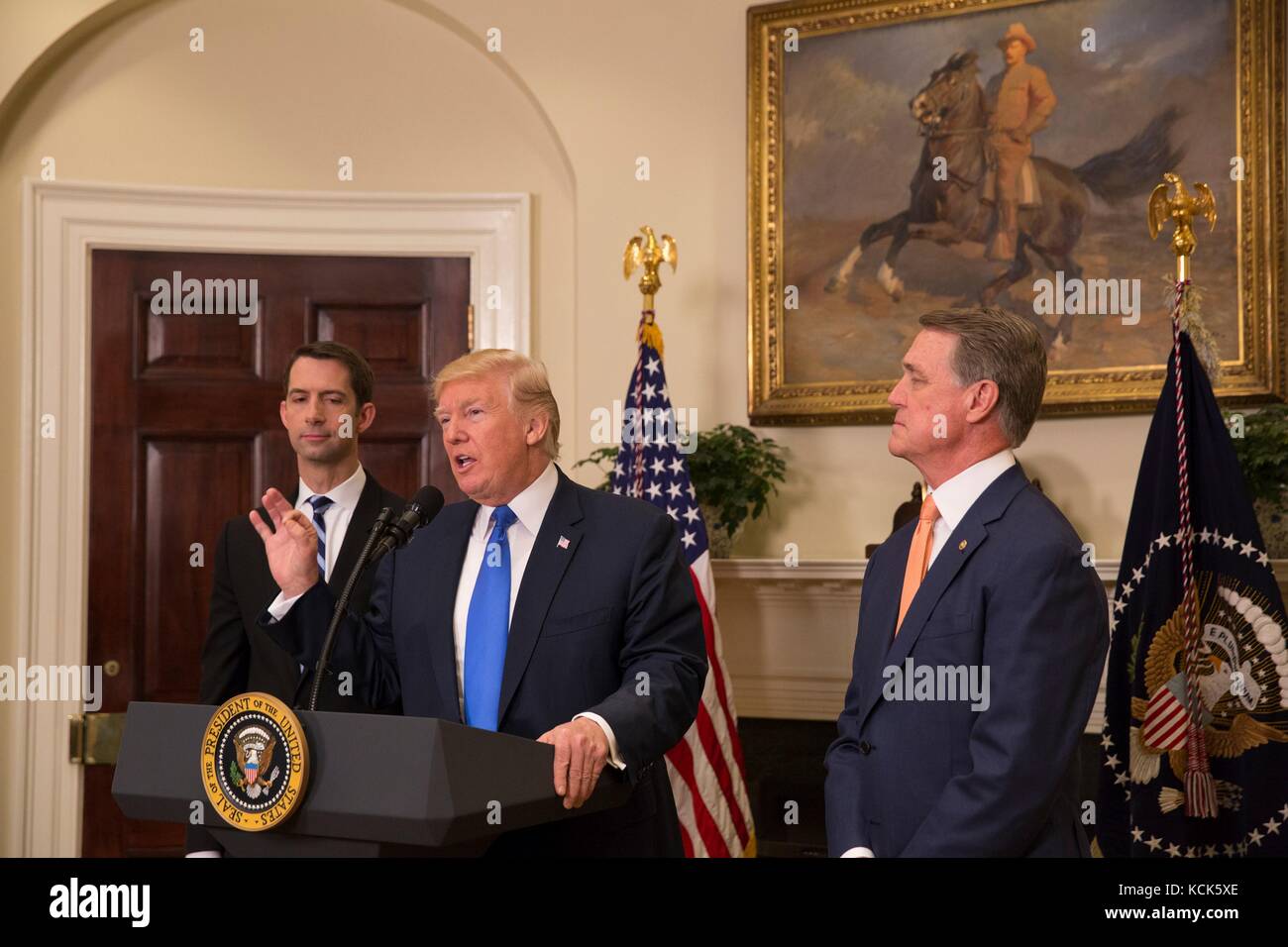 Il presidente degli Stati Uniti Donald Trump, il senatore dell'Arkansas Tom Cotton (a sinistra) e il senatore della Georgia David Perdue tengono una conferenza stampa su RAISE Act, Green Card Reform, e l'immigrazione illegale presso la sala Roosevelt della Casa Bianca il 2 agosto 2017 a Washington, DC. (Foto di Andrea Hanks via Planetpix) Foto Stock