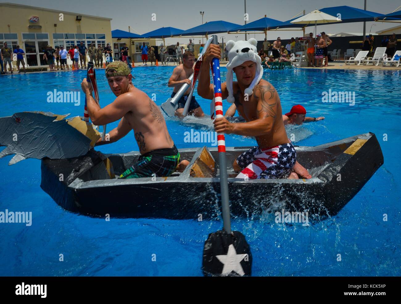 I soldati statunitensi gareggiano in una regata in barca fatta in casa durante l'Independence Day presso la base aerea di al Udeid il 4 luglio 2017 vicino a Doha, Qatar. (Foto di Michael Battles via Planetpix) Foto Stock