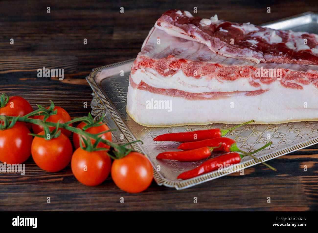 Carni suine fresche Grasso e nervature con pomodori e peperoncino piccante costolette di maiale fresche, pomodoro, Foto Stock