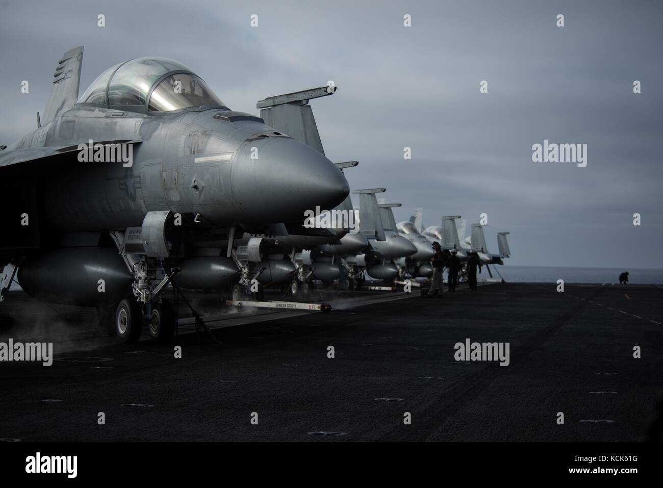 Gli F/A-18F Super Hornet della Marina degli Stati Uniti siedono sulla piattaforma di volo a bordo della portaerei classe Nimitz della Marina degli Stati Uniti, USS Theodore Roosevelt, 4 agosto 2017, nell'Oceano Pacifico. (Foto di MCS3 Anthony J. Rivera via Planetpix) Foto Stock
