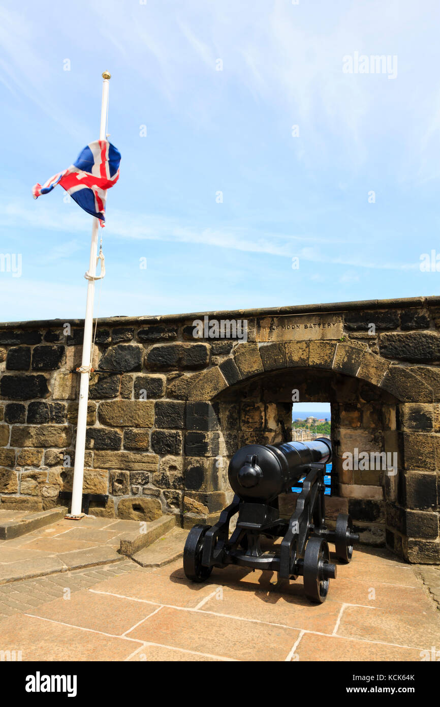 Canon e Union Jack flag su mezza luna batteria, il Castello di Edimburgo, Edimburgo, Scozia. Foto Stock