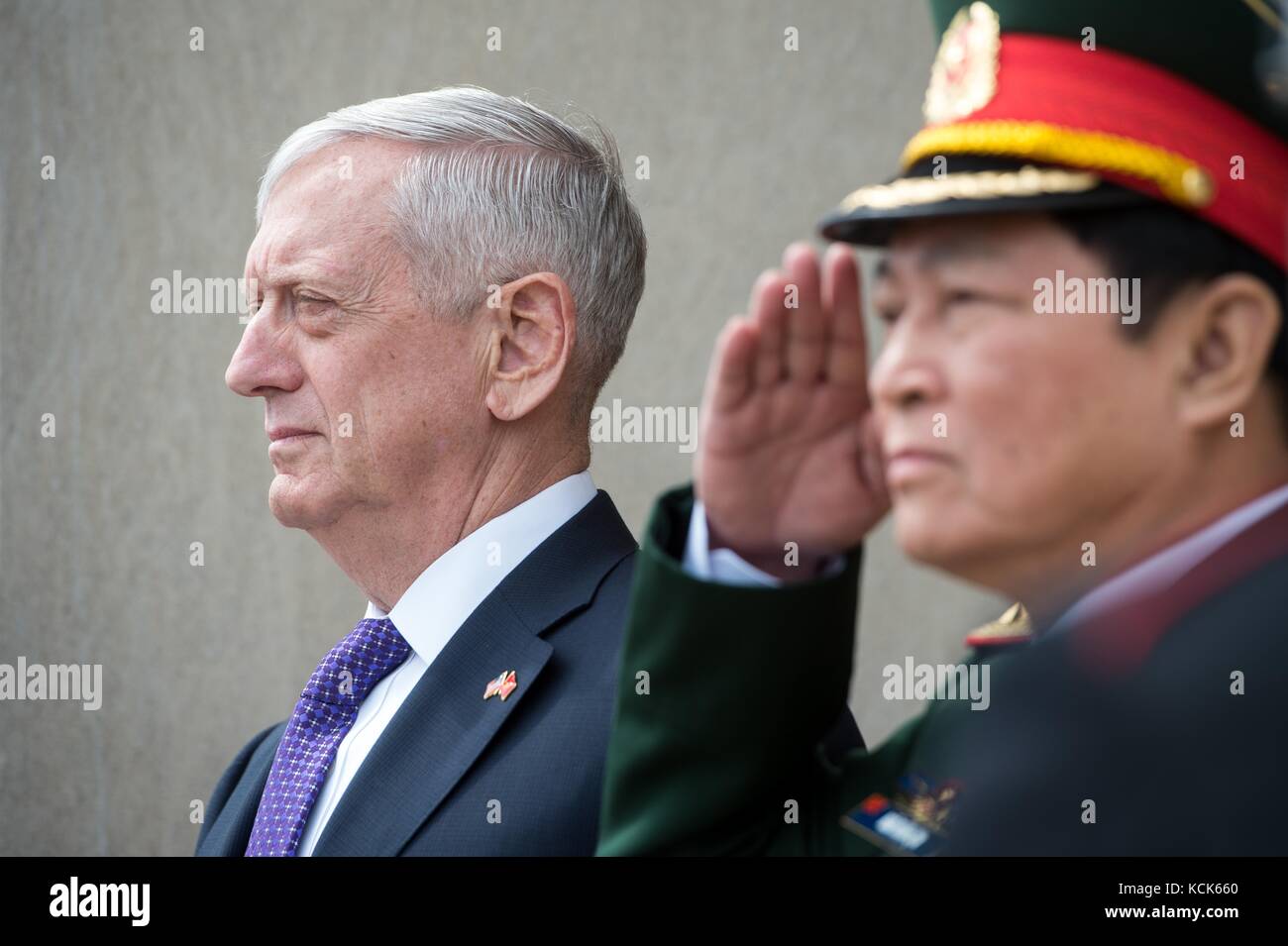 Negli Stati Uniti il segretario della difesa james mattis (sinistra) soddisfa con cittadino vietnamita il ministro della difesa di ong xuan lich al Pentagono il 8 agosto 2017 a Washington, DC. (Foto di jette carr via planetpix) Foto Stock