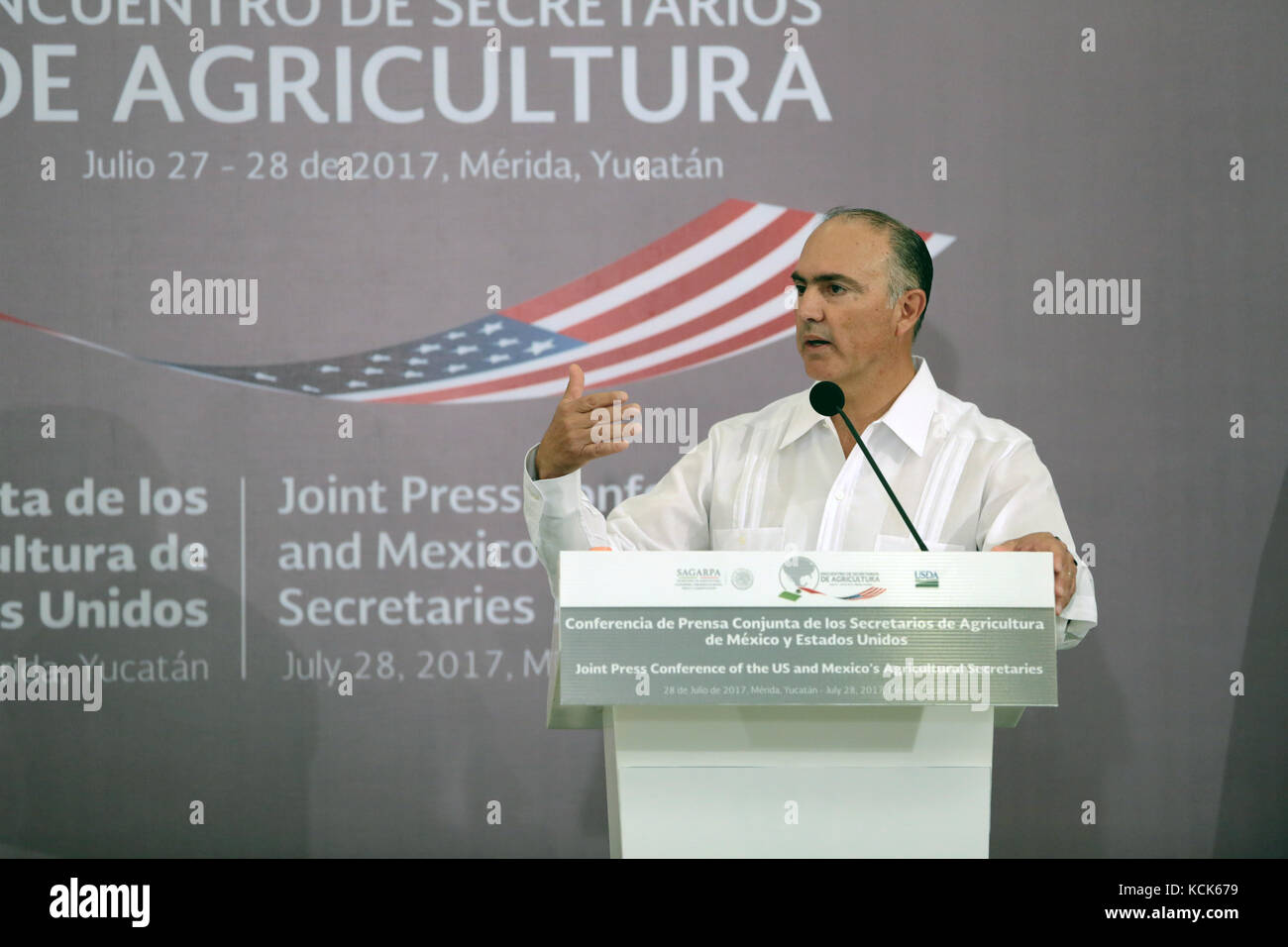 Il segretario messicano all'agricoltura Jose Calzada Rovirosa parla durante una conferenza stampa congiunta con il segretario americano per l'agricoltura Sonny Perdue il 28 luglio 2017 a Merida, Messico. (Foto di Oscar Zarate via Planetpix) Foto Stock