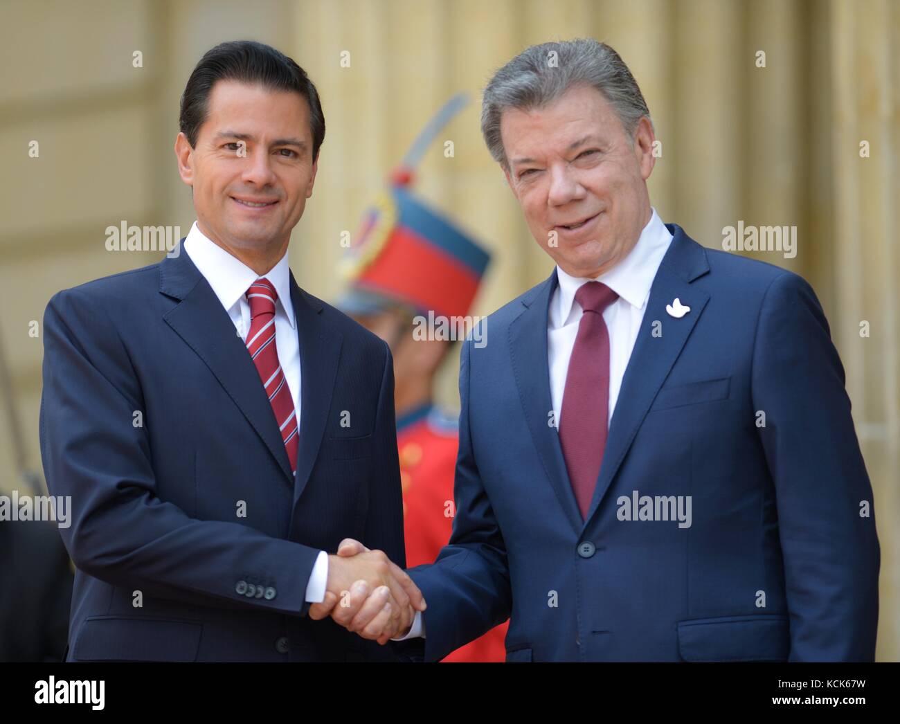 Il presidente colombiano juan manuel Santos (destra) saluta il presidente messicano enrique peña nieto al momento del suo arrivo al narino palazzo presidenziale ottobre 27, 2016 a Bogotà, in Colombia. (Foto dalla presidenza messicana foto via planetpix) Foto Stock