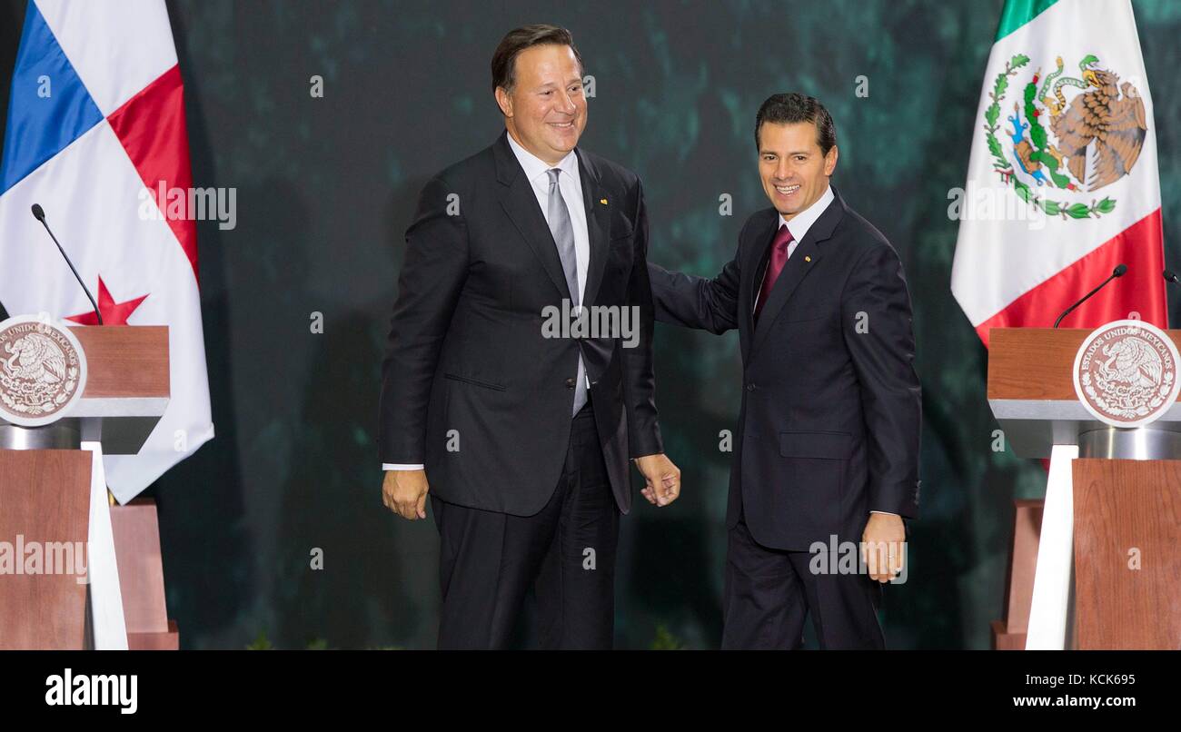 Presidente panamense Juan Carlos varela rodriguez (sinistra) incontra il presidente messicano enrique peña nieto durante una visita al palazzo nazionale novembre 14, 2016 a Città del Messico. (Foto dalla presidenza messicana foto via planetpix) Foto Stock