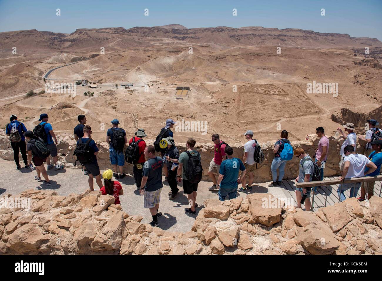 I marinai della Marina degli Stati Uniti visitano la fortezza di Masada nel deserto della Giudea durante una visita al porto del 4 luglio 2017 a Masada, Valle del Giordano, Israele. (Foto di David Mora Jr. Via Planetpix) Foto Stock