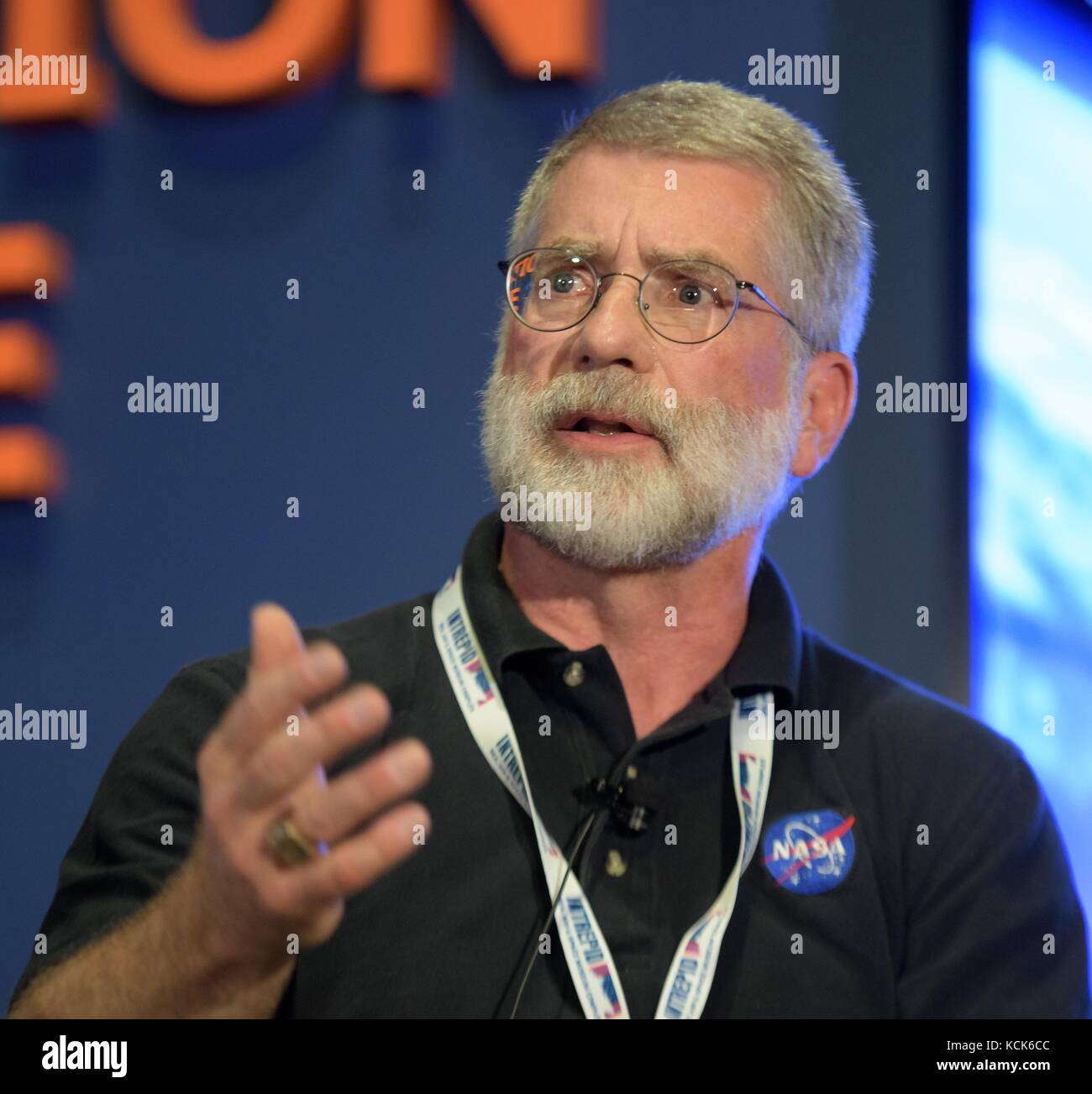 Il NASA James Webb Space Telescope Systems Engineer Mike Menzel parla durante la discussione del Big Picture Festival dell'Intrepid Space and Science all'Intrepid Sea, Air and Space Museum il 5 agosto 2017 a New York City, New York. (Foto di Bill Ingalls via Planetpix) Foto Stock