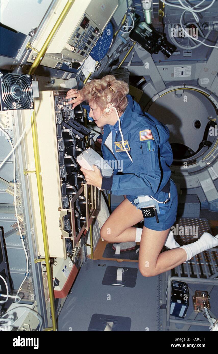 La NASA STS-40 missione il primo membro di equipaggio astronauta americano millie hughes-fulford controlla la ricerca animale struttura di contenimento in spacelab scienze della vita (SLS-1) modulo a bordo dello Space Shuttle Columbia giugno 6, 1991 in orbita intorno alla terra. (Foto di foto nasa via planetpix) Foto Stock