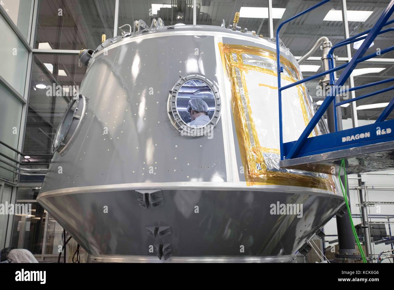 Gli scienziati lavorano all'interno del modulo SpaceX Crew Dragon Environmental Control and Life Support System (ECLSS) presso lo SpaceX Facility il 9 novembre 2016 a Hawthorne, California. Il Crew Dragon sarà utilizzato per il programma Commercial Crew della NASA e per far volare gli astronauti alla stazione spaziale Internazionale. (Foto di SpaceX foto tramite Planetpix) Foto Stock