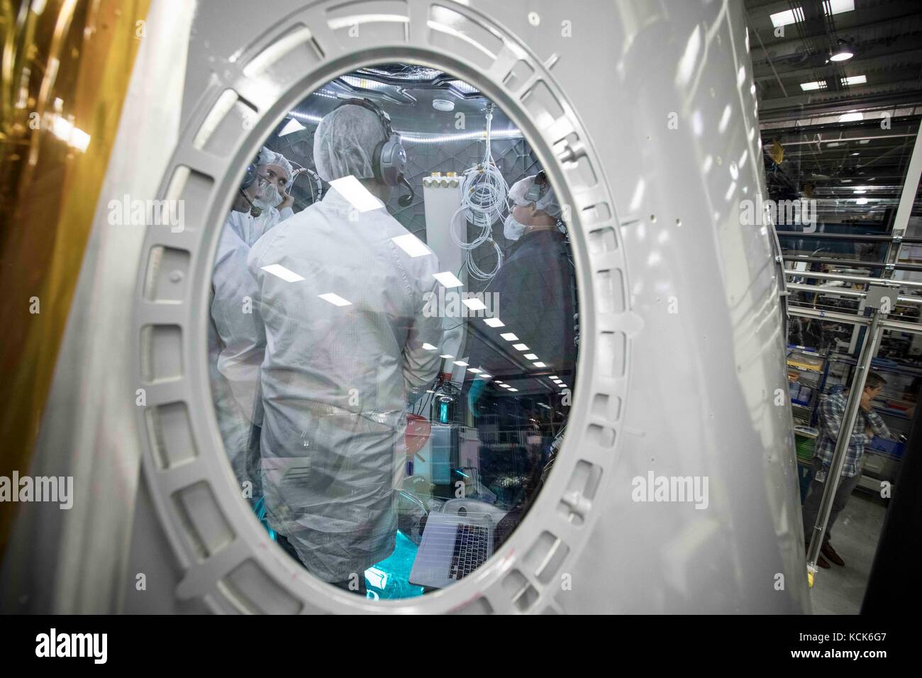 Gli scienziati lavorare all'interno dell'equipaggio spacex dragon il controllo ambientale e il sistema di supporto della vita (eclss) modulo presso la struttura spacex Novembre 9, 2016 in hawthorne, California. l'equipaggio dragon sarà utilizzato per la Nasa equipaggio commerciale programma nonché a volare gli astronauti sulla stazione spaziale internazionale. (Foto di spacex foto via planetpix) Foto Stock