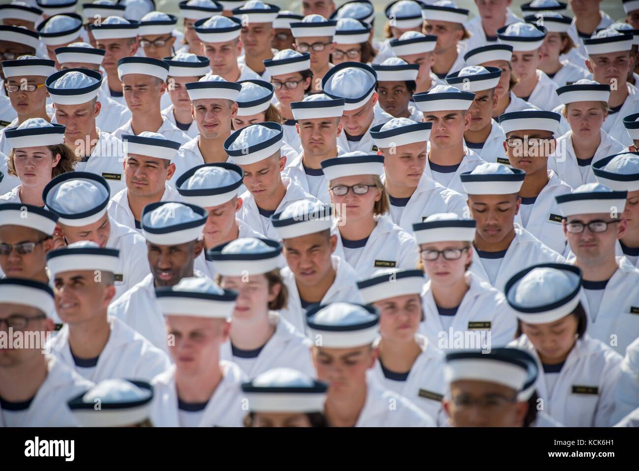 Incoming plebes si stanno formando durante la cerimonia di giuramento dell'Induction Day presso la United States Naval Academy il 29 giugno 2017 ad Annapolis, Maryland. (Foto di Patrick M. Enright via Planetpix) Foto Stock