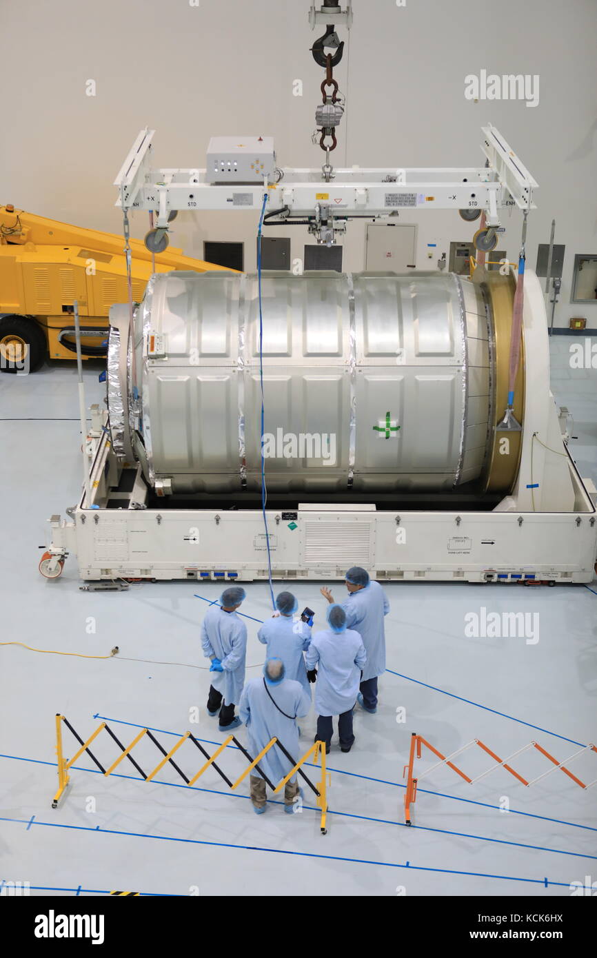 Gli scienziati del centro spaziale Kennedy Space station processing facility rimuovere gli orbitali atk cygnus cargo veicolo spaziale dal suo contenitore di spedizione in preparazione per il suo CRS OA-7 di rialimentazione del lancio della Missione in cima alla united launch alliance atlas v rocket gennaio 9, 2017 in Merritt Island, Florida. (Foto di Kim shiflett via planetpix) Foto Stock