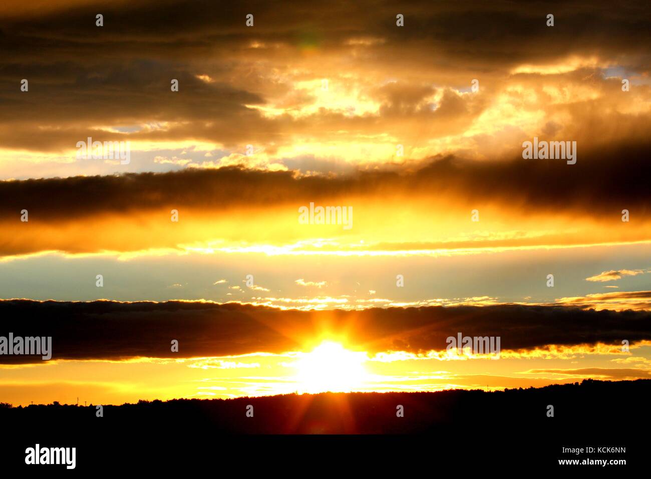 Le luci del tramonto. Bella estate momento prima che il sole va giù. Foto Stock