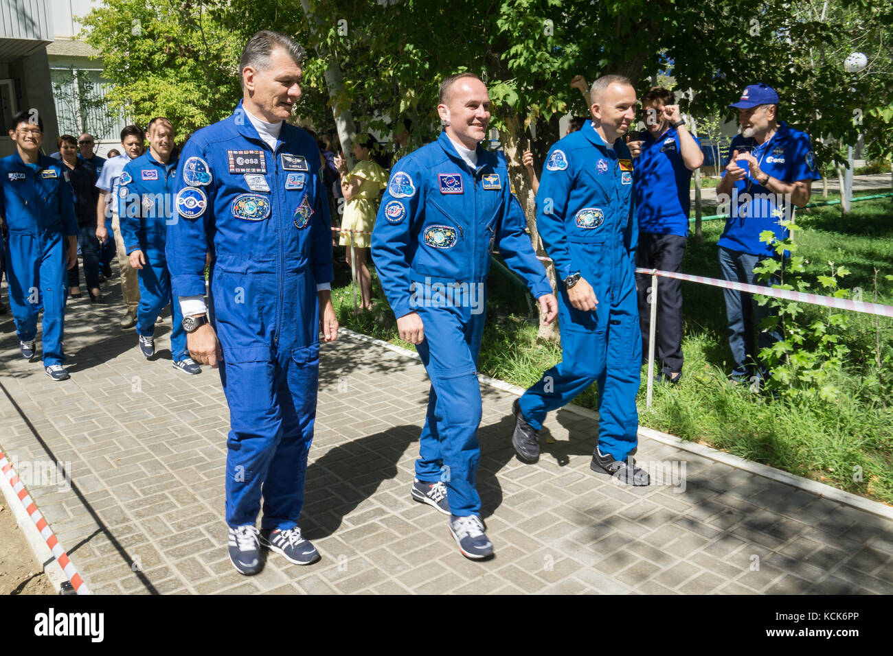 NASA International Space Station Expedition 52 membri dell'equipaggio (L-R) l'astronauta italiano Paolo Nespoli dell'Agenzia spaziale europea, il cosmonauta russo Sergey Ryazanskiy di Roscosmos e l'astronauta americano Randy Bresnik lasciano il Cosmonaut Hotel per prepararsi al lancio Soyuz MS-05 il 28 luglio 2017 a Baikonur, Kazakistan. (Foto di Victor Zelentsov via Planetpix) Foto Stock