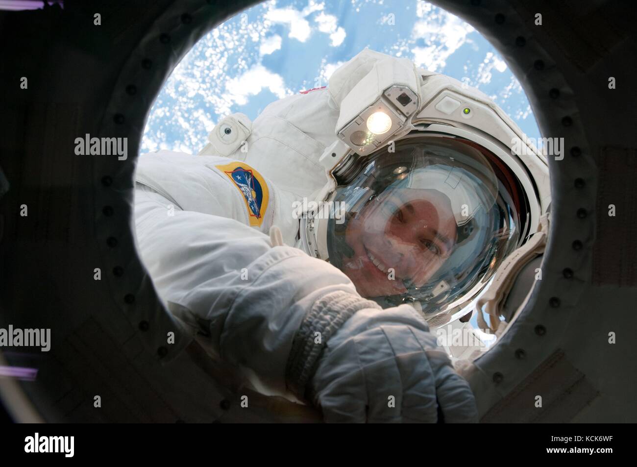Il membro principale dell'equipaggio della missione STS-130 dell'astronauta statunitense Robert Behnken sorride attraverso una finestra sulla ISS durante una passeggiata spaziale con attività stravaganti il 14 febbraio 2010 in orbita terrestre. (Foto della NASA foto via Planetpix) Foto Stock