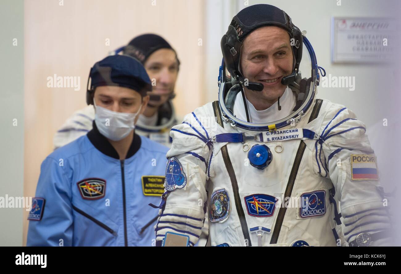 Il cosmonauta russo Sergey Ryazanskiy di Roscosmos, membro principale dell'equipaggio della NASA International Space Station Expedition 52, ha controllato la pressione della sua tuta spaziale Sokol in preparazione del lancio Sojuz MS-05 al cosmodromo di Baikonur il 28 luglio 2017 a Baikonur, Kazakistan. (Foto di Joel Kowsky via Planetpix) Foto Stock