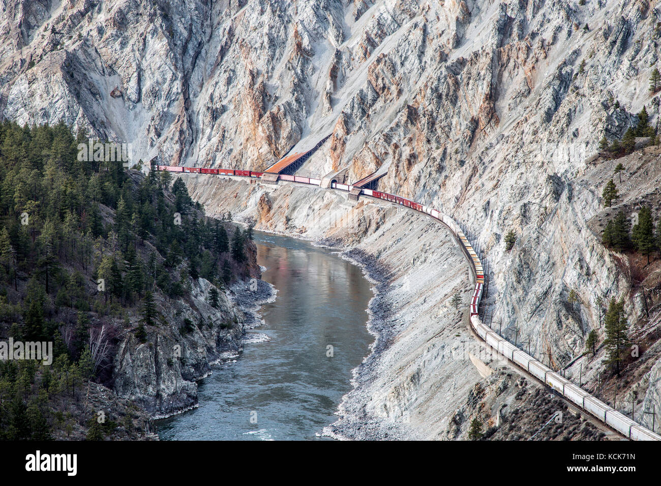 Canada, British Columbia, Fraser River Canyon, ferrovia, via ferrovia, Canadian Pacific Railway, treno treno merci, Ferrovia Scenica, estate, orizzontale Foto Stock