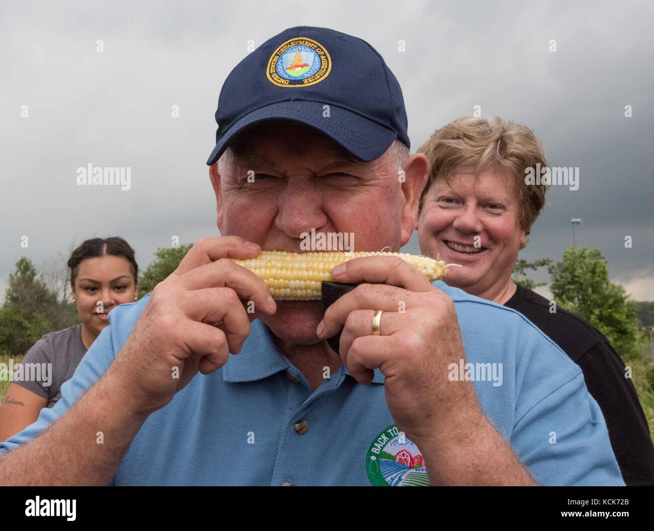 Stati Uniti il segretario per l'agricoltura sonny perdue mangia una fresca spiga del granoturco raccolto alla fame task force farm agosto 3, 2017 in Franklin, Wisconsin. perdue fermato da durante il suo ritorno alle nostre radici tour per promuovere il 2018 farm bill. (Foto di lance cheung via planetpix) Foto Stock