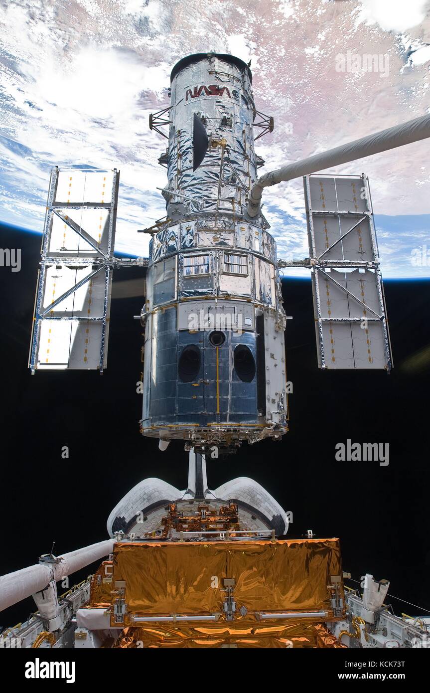 La Nasa space shuttle atlantis manipolatore remoto sistema braccio si prepara a rilasciare il telescopio spaziale Hubble torna in orbita dal cargo bay maggio 19, 2009 in orbita intorno alla terra. (Foto di foto nasa via planetpix) Foto Stock La Nasa space shuttle atlantis manipolatore remoto sistema braccio si prepara a rilasciare il telescopio spaziale Hubble torna in orbita dal cargo bay maggio 19, 2009 in orbita intorno alla terra. (Foto di foto nasa via planetpix) Foto Stock