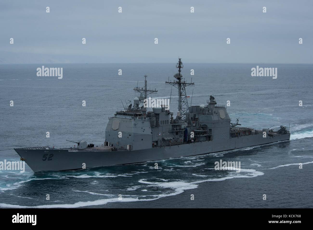 La marina statunitense ticonderoga-class guidato-missili cruiser uss bunker hill cuoce a vapore in corso durante la prova di forza di transito dello stretto di esercizio 6 agosto 2017 nell'oceano pacifico. (Foto di mcs3 anthony j. rivera via planetpix) Foto Stock