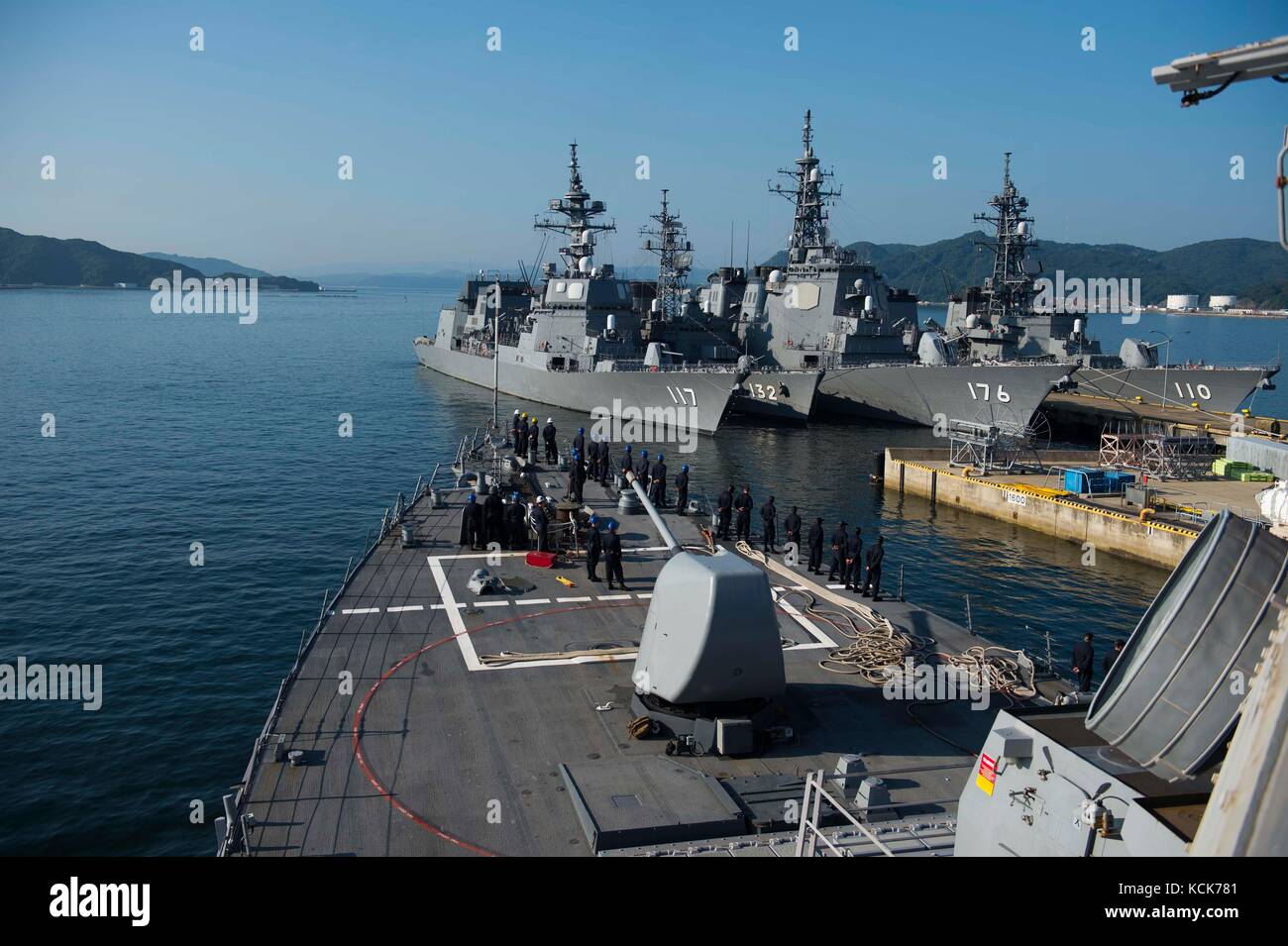 La marina degli Stati Uniti arleigh burke-class guidato-missile destroyer USS John s. mccain partono le attività della flotta sasebo per evitare il ciclone tropicale noru agosto 3, 2017 a Sasebo, Giappone. (Foto di mcs3 joshua mortensen via planetpix) Foto Stock