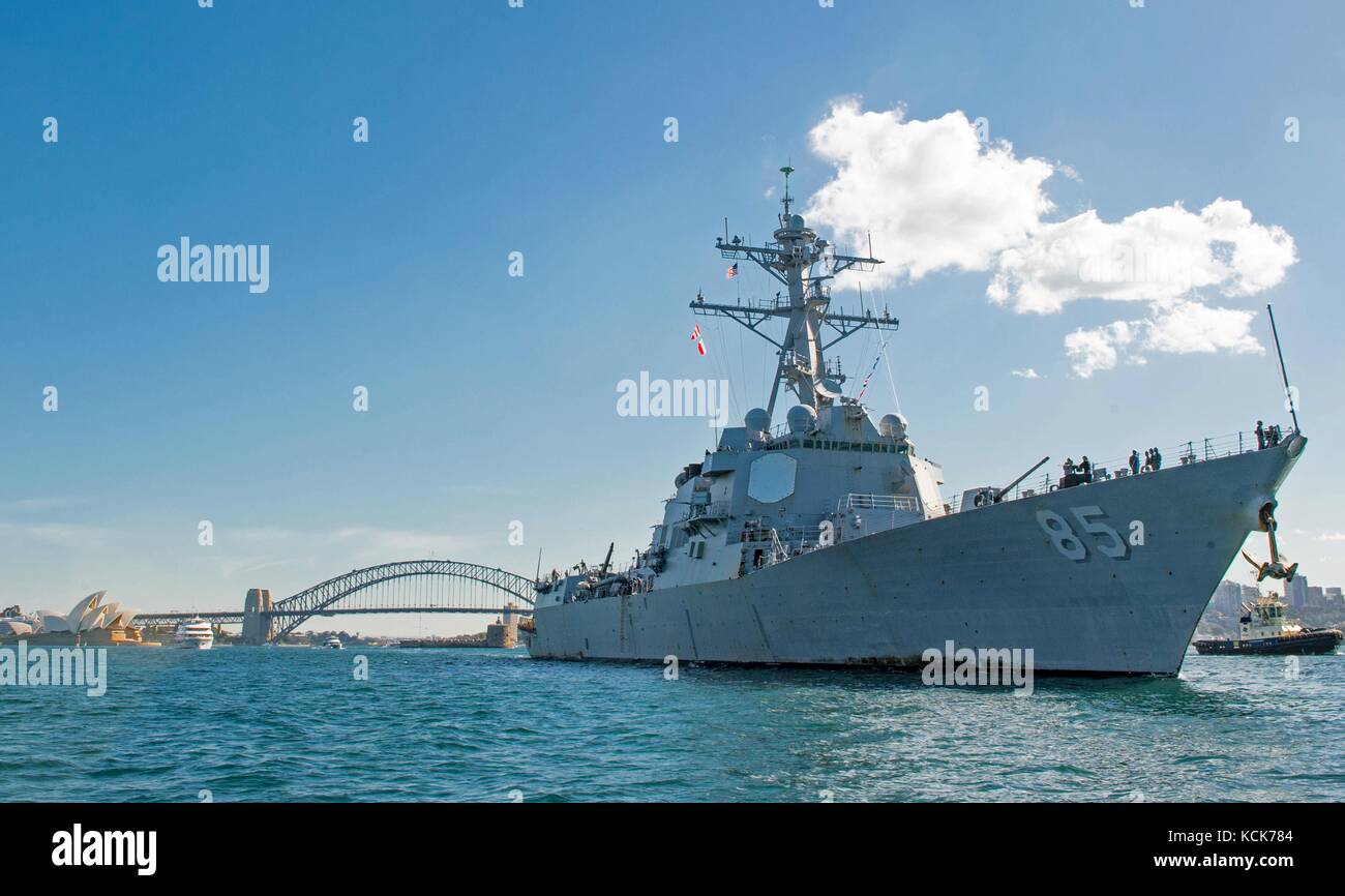 La marina degli Stati Uniti arleigh burke-class guidato-missile destroyer uss mccampbell transiti attraverso il Sydney Harbour luglio 27, 2017 a Sydney, in Australia. (Foto di mcs2 jeremy graham via planetpix) Foto Stock
