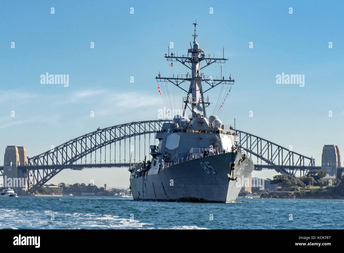 Gli Stati Uniti Navy Arleigh Burke-class guidato-missile destroyer USS McCampbell transiti attraverso il Sydney Harbour Luglio 27, 2017 a Sydney, in Australia. (Foto di MCS2 Jeremy Graham via Planetpix) Foto Stock