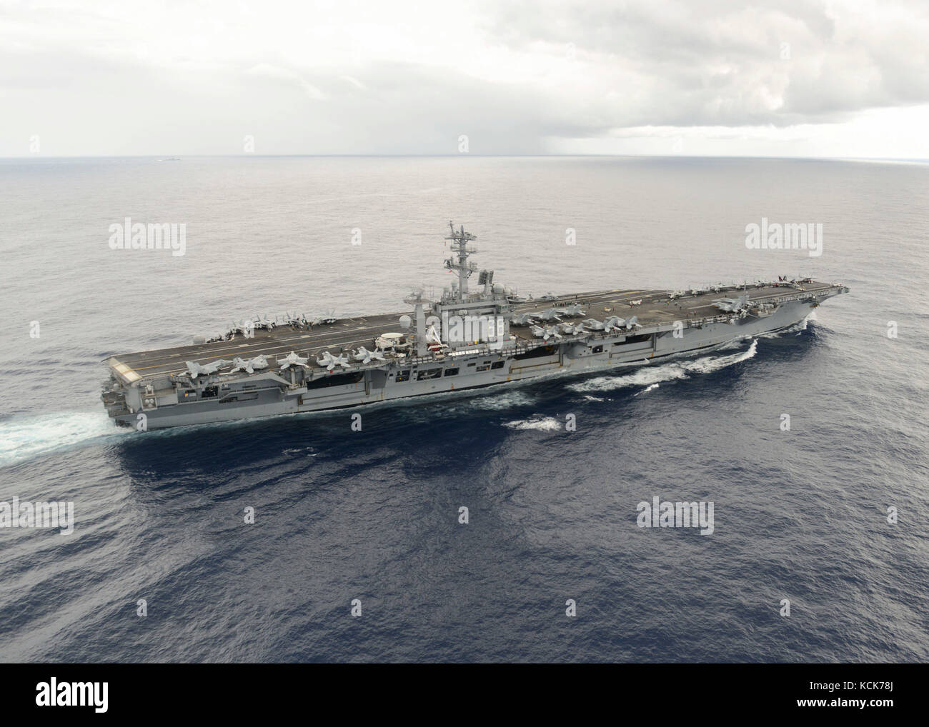 La marina statunitense nimitz-class portaerei USS nimitz cuoce a vapore in corso 17 giugno 2017 nell'oceano pacifico. (Foto di holly l. herline via planetpix) Foto Stock