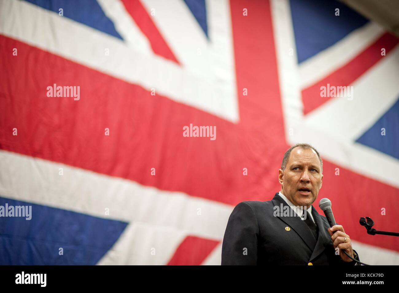 U.s. navy comandante si parla di pennington durante un ricevimento per alti gradi militari e i leader politici a bordo della marina degli Stati Uniti nimitz-class portaerei USS George H.W. bush luglio 27, 2017 a Portsmouth, Inghilterra. (Foto di mcs1 sean male via planetpix) Foto Stock